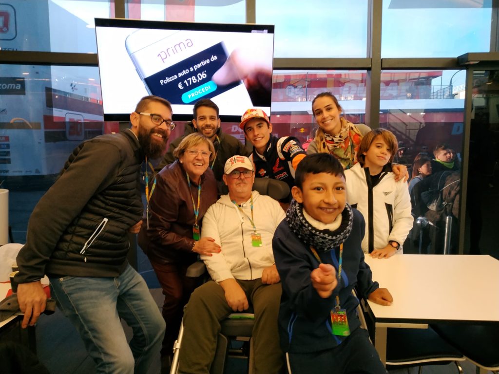 Terapeutas y personas usarias de Fundación Uner en el circuito de Moto GP en Valencia