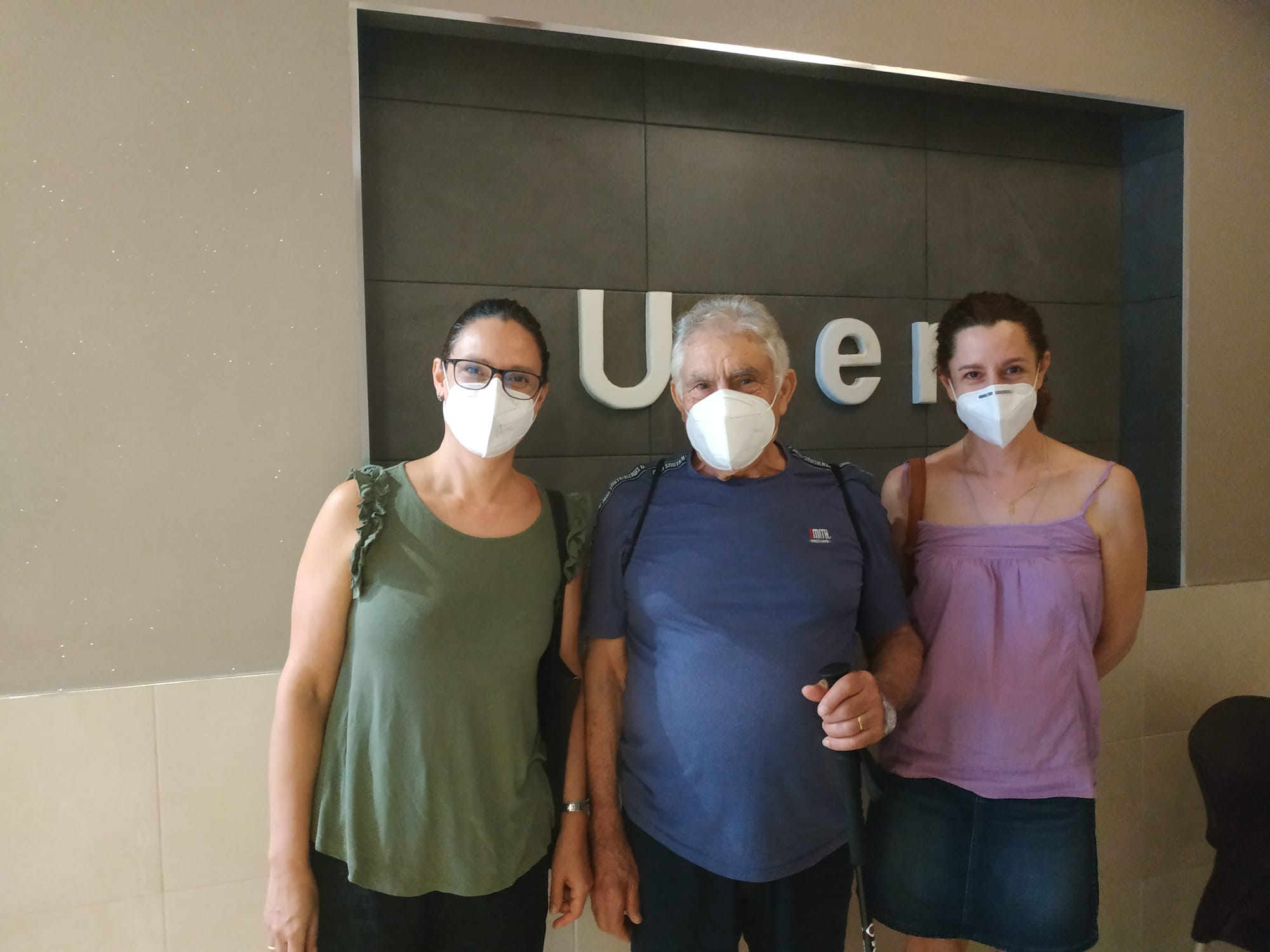 Jose María junto a sus hijas el día del alta en Uner