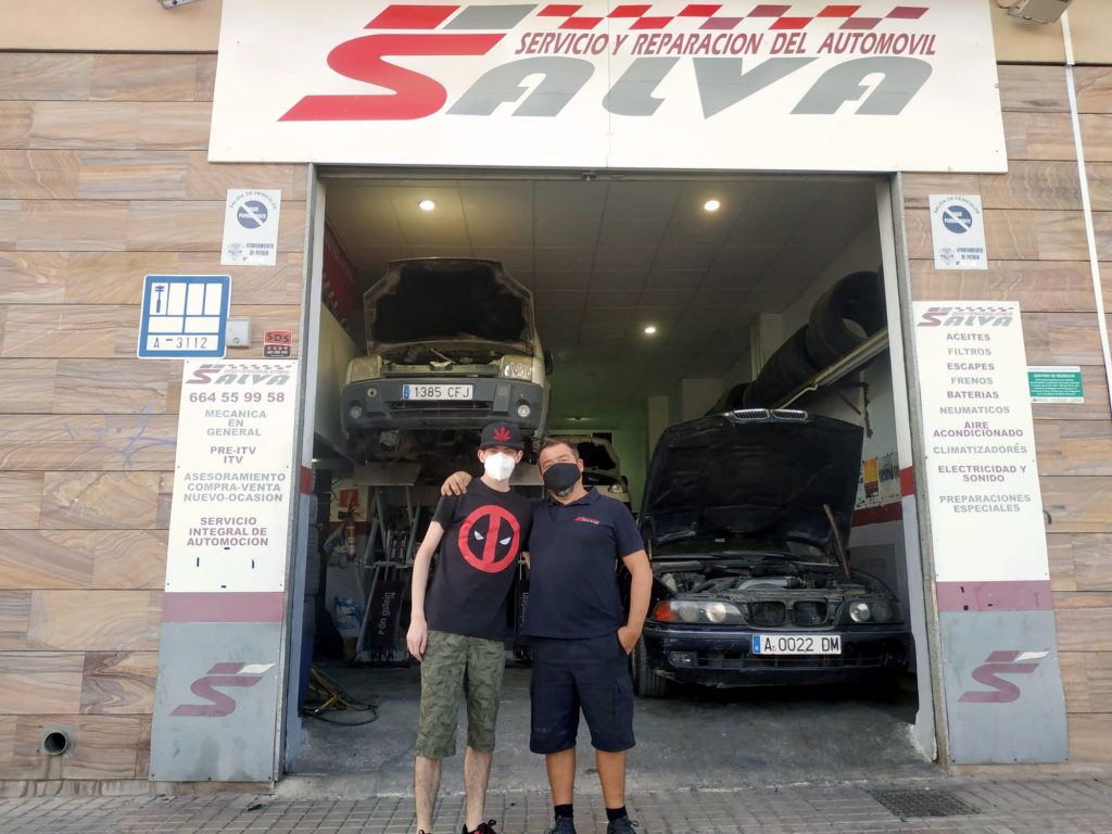 Salva (mecánico de coches) y Kevin (paciente con alteraciones cerebrales) frente al taller