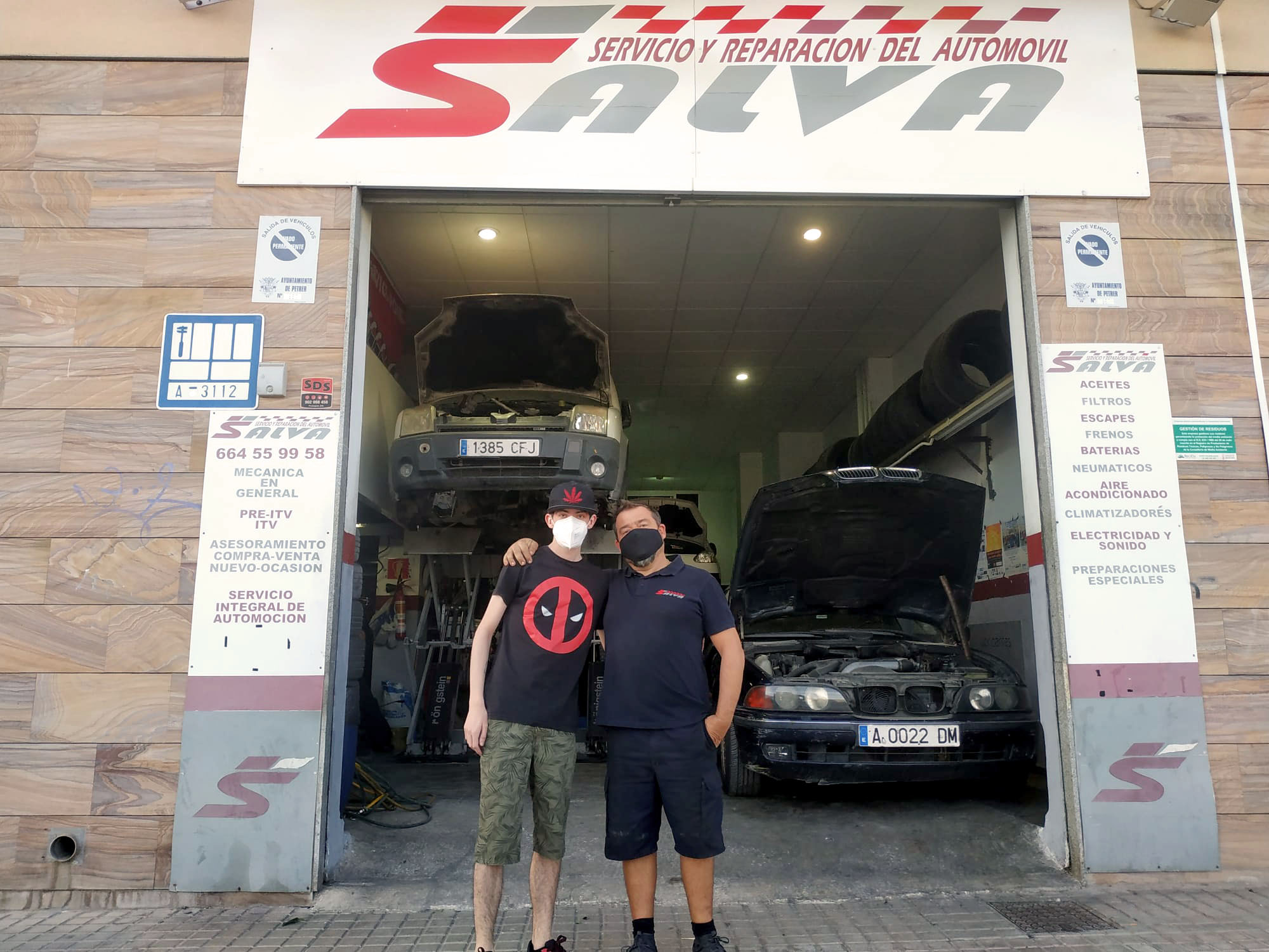 Salva (mecánico de coches) y Kevin (paciente con alteraciones cerebrales) frente al taller